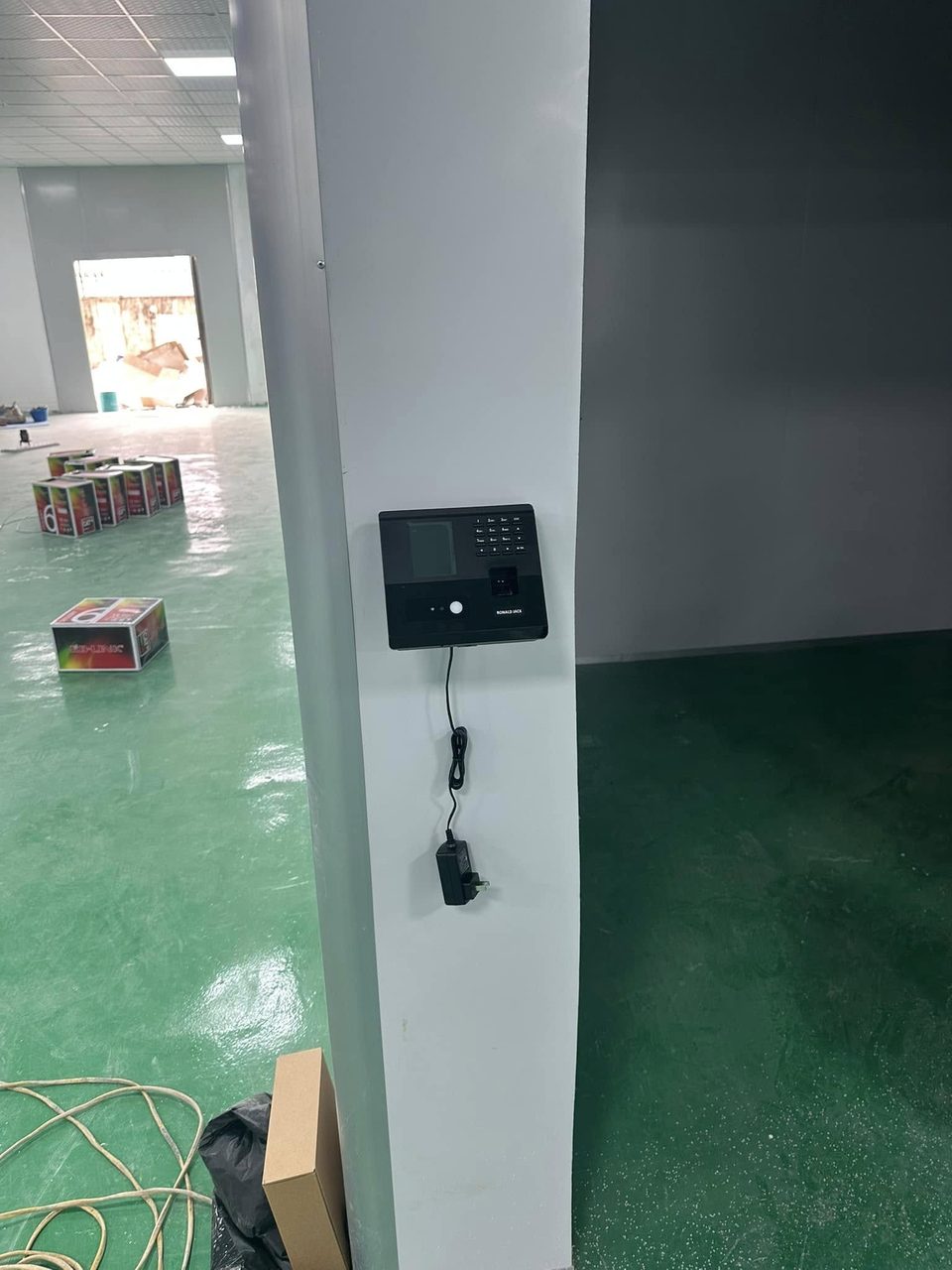 M&aacute;y chấm c&ocirc;ng lắp tại cửa nh&agrave; xưởng mới