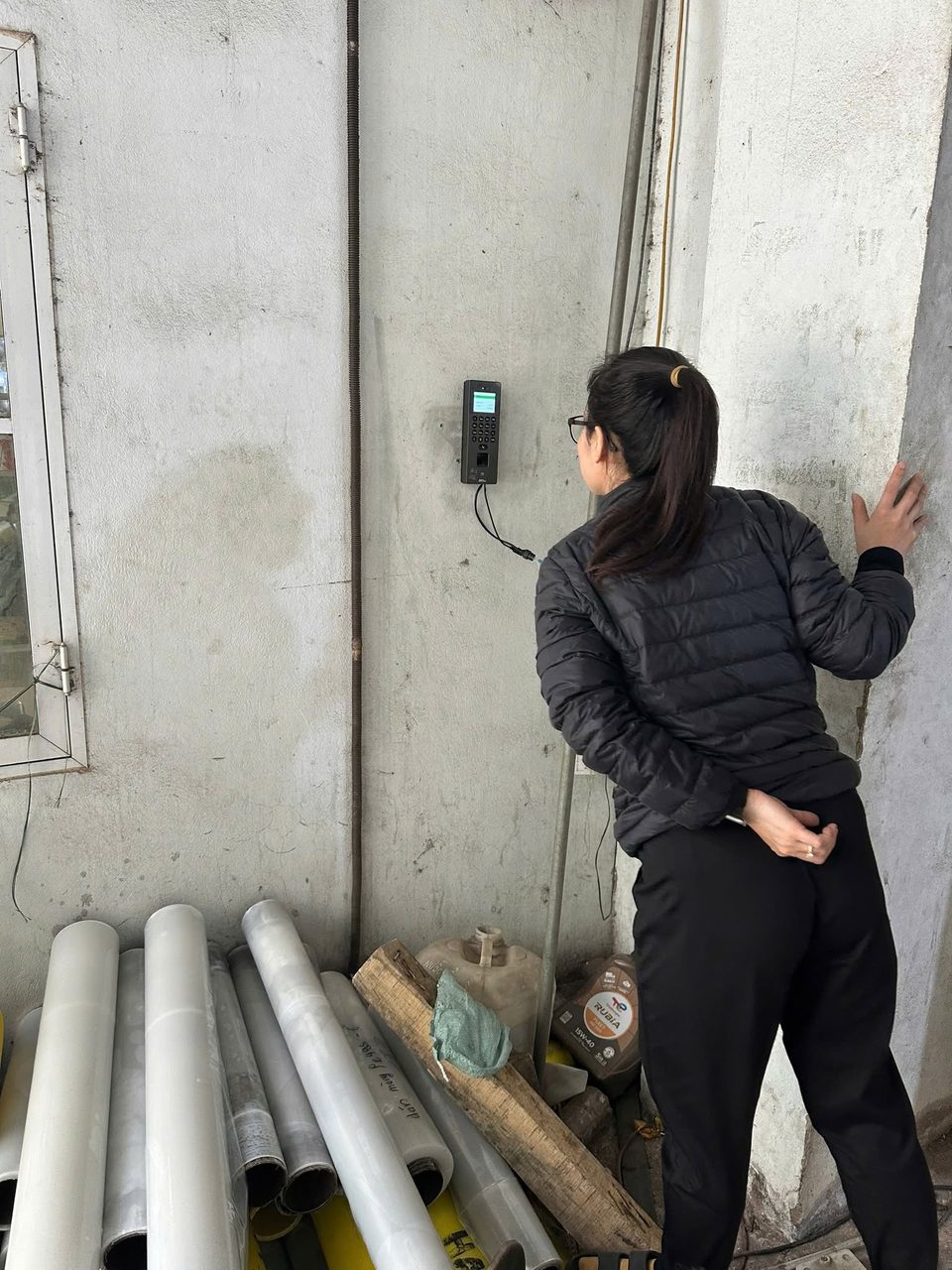 C&ocirc;ng nh&acirc;n chấm c&ocirc;ng v&acirc;n tay tại khu nh&agrave; xưởng