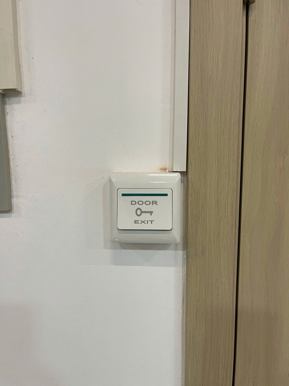 N&uacute;t exit mở cửa gắn ph&iacute;a trong cửa văn ph&ograve;ng