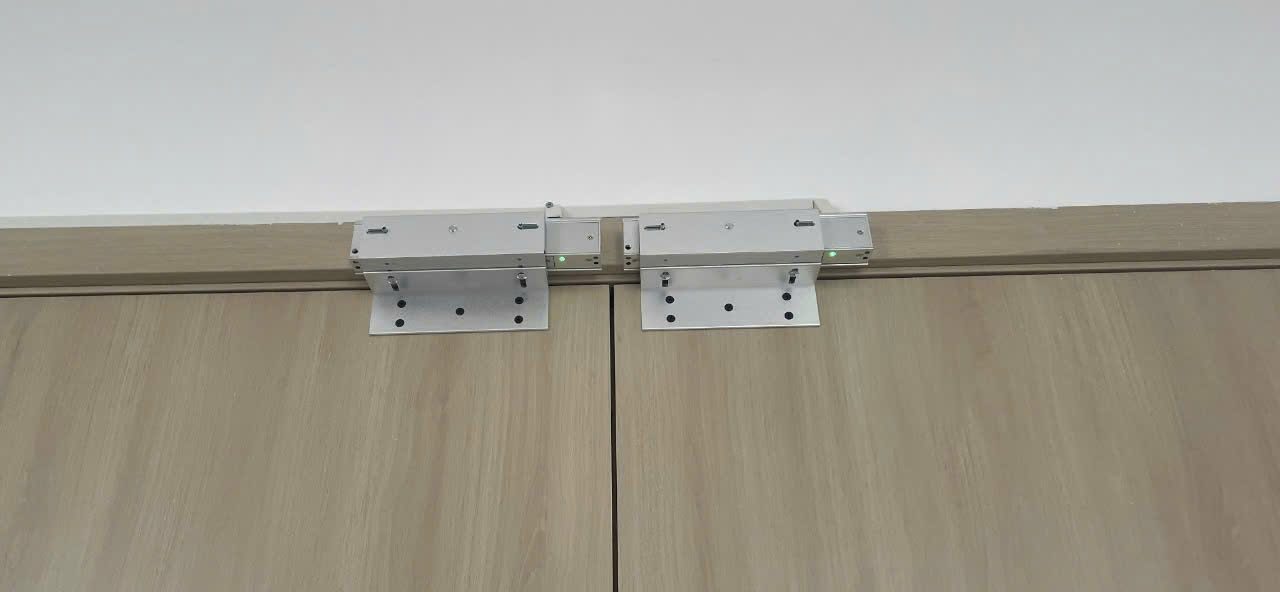 Kh&oacute;a h&uacute;t điện từ đ&ocirc;i lắp tr&ecirc;n khung cửa gỗ hai c&aacute;nh
