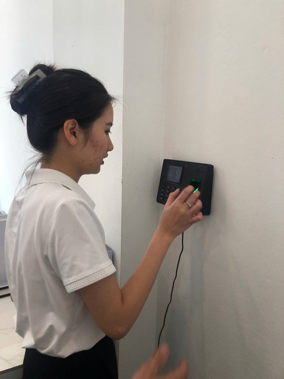 Nh&acirc;n vi&ecirc;n chấm c&ocirc;ng v&acirc;n tay tr&ecirc;n m&aacute;y DigiPlus lắp đặt