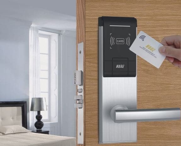 Kh&oacute;a cửa sử dụng thẻ từ th&ocirc;ng minh