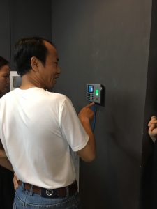 Lắp đặt máy chấm công có pin lưu điện tại công ty CETECH 3