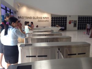 hệ thống kiểm soát ra vào bằng Cổng xoay ba càng Tripod Turnstile tại bảo tàng Quảng Ninh